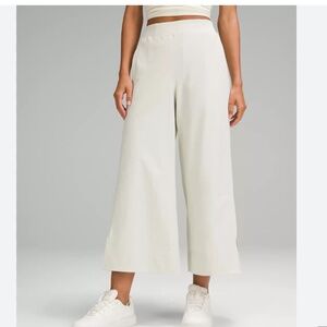 NWT Lululemon Stretch Woven Wide Leg High Rise Crop